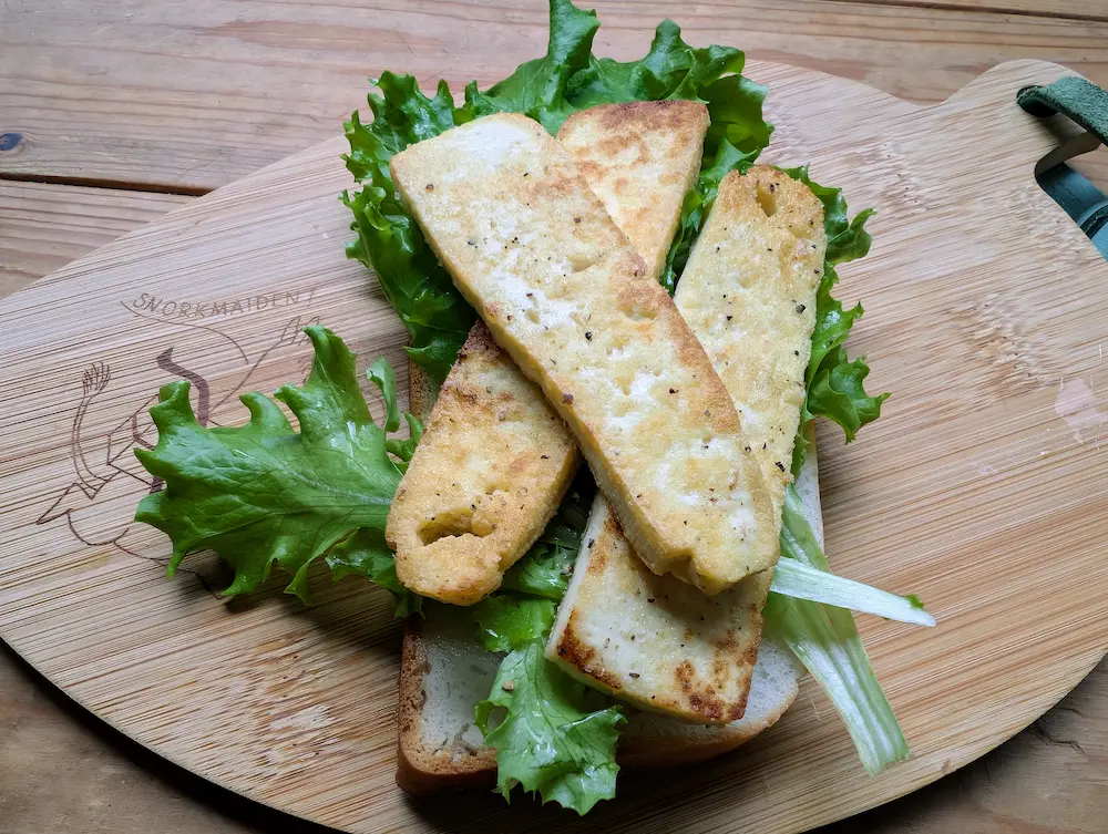 米粉パンのうえにこんがり焼けた豆腐をグリーンに添えて