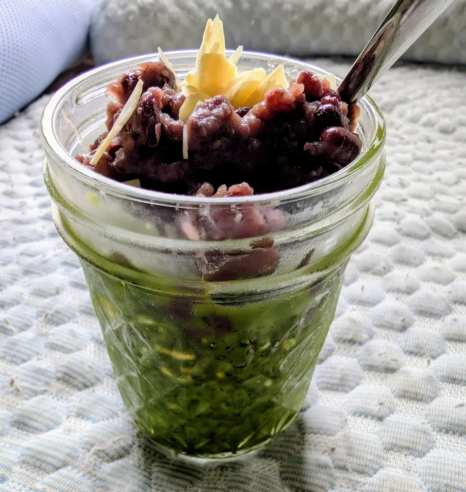抹茶チアシードプディングにデーツあんことアーモンドをのせたヴィーガンスイーツ