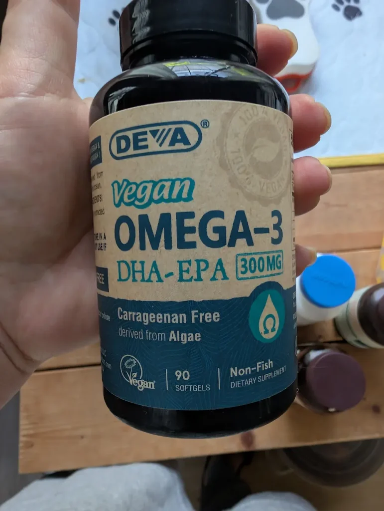 実際に摂取しているDEVAの藻類由来ヴィーガンDHA・EPA(オメガ3)300mgのボトル